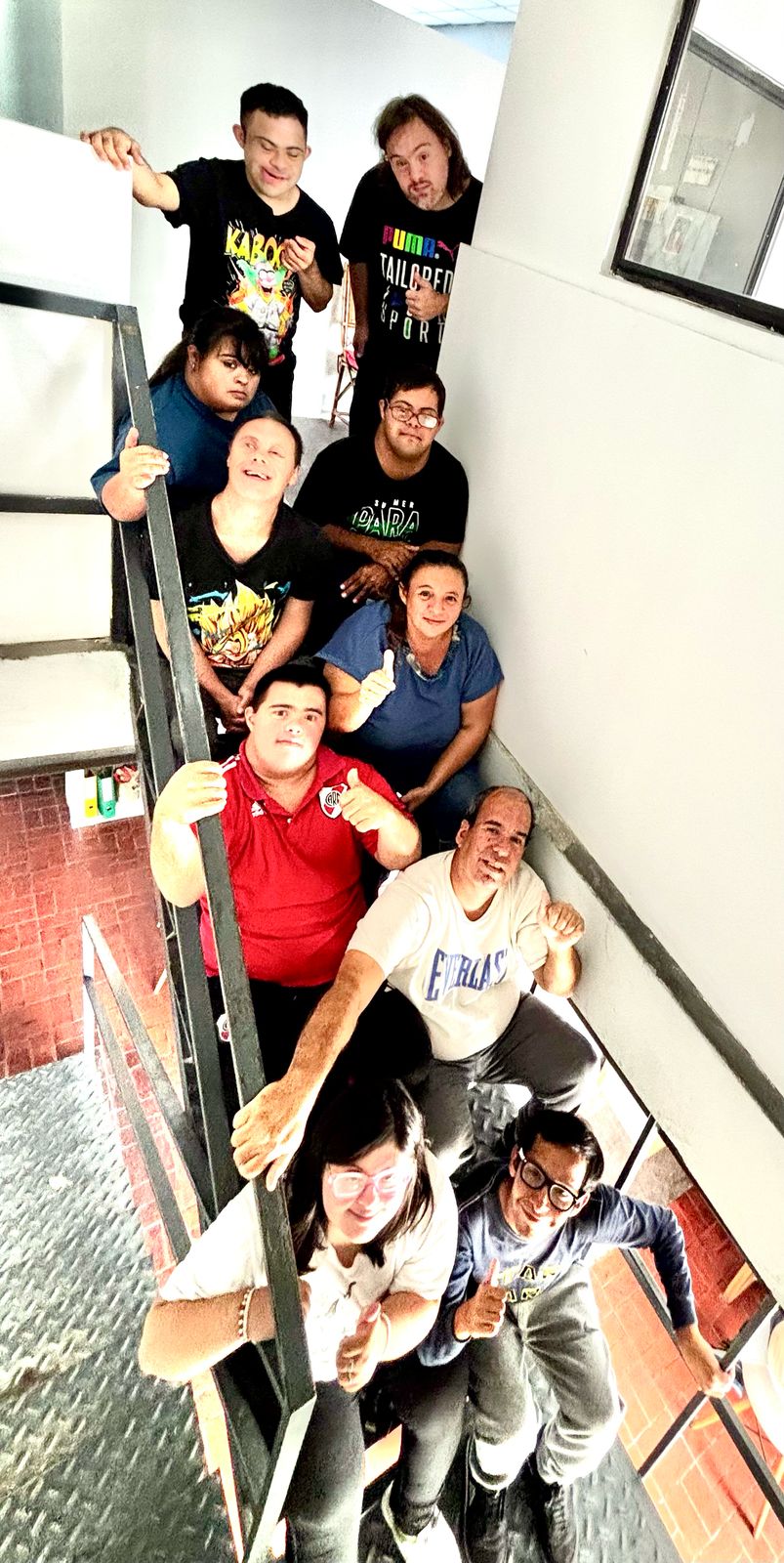 Grupo de jóvenes y adultos con discapacidad intelectual que eligen vivir con amigos