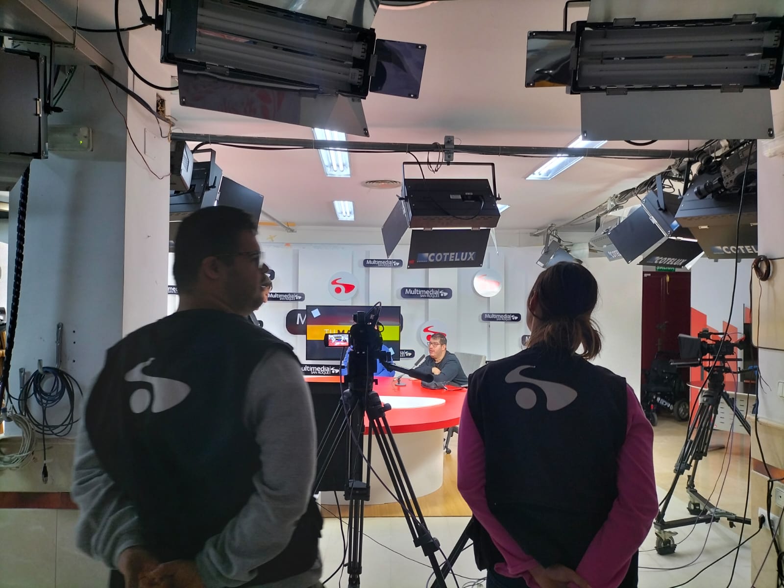 Operario de cámara y de sonido durante la grabacion de una entrevista en un programa