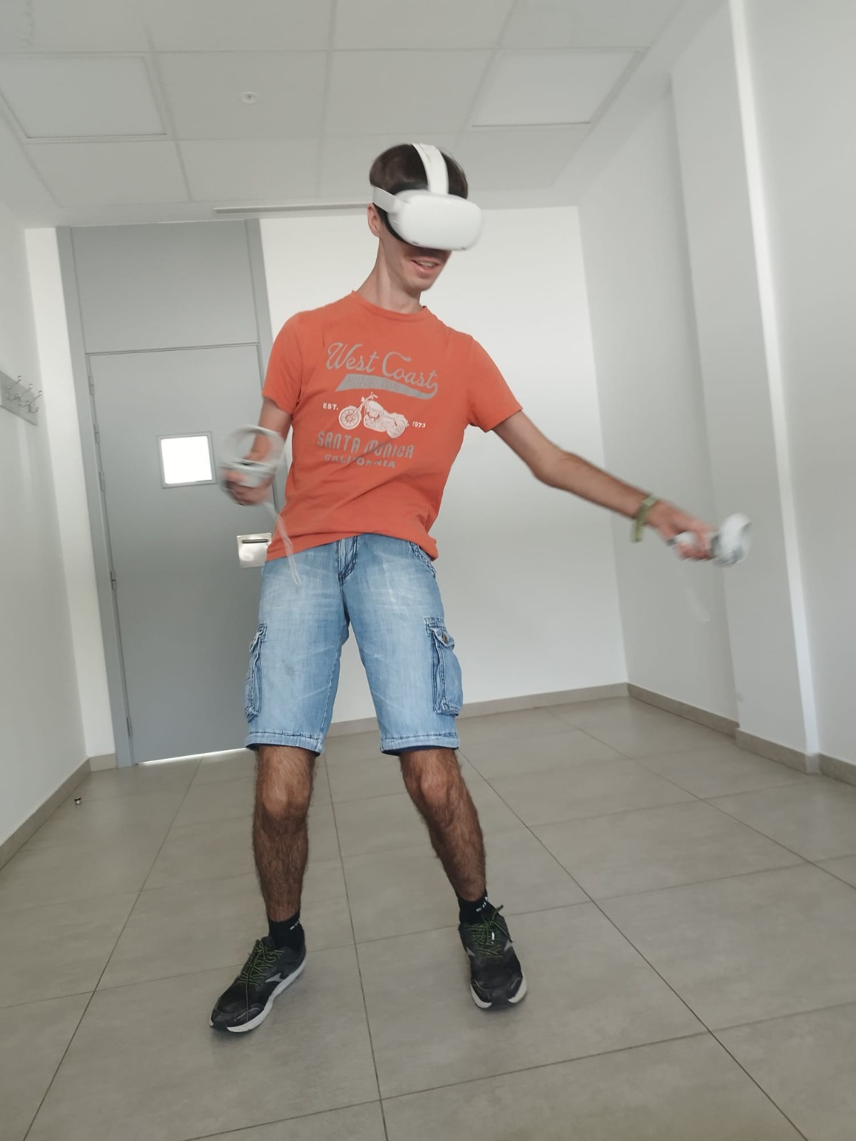 PERSONA REALIZANDO ACTIVIDAD CON VR