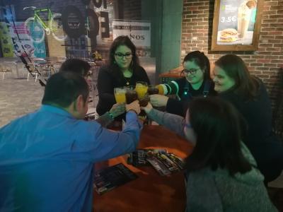 Grupo de amigos tomando algo