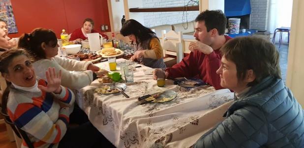 personas sentadas alderredor de una mesa