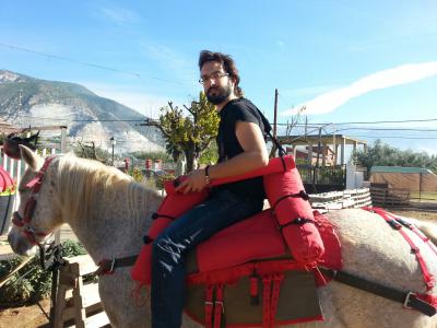 Uno de nuestros terapeutas en la silla Saddle Aids, en su versión mas simple
