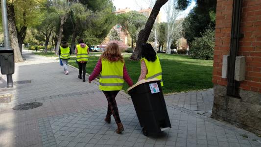 Foto Ecopatrulla del Colegio Ademo compuesta por alumnos y familias