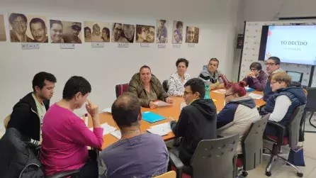 Equipo Guia reunido con delegados de grupos para el traslado de solicitudes y sugerencias.