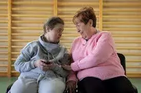 Dos actrices de teatro del centro de mayores de La Vaguada, disfrutando juntas