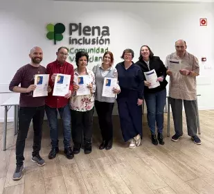Foto del equipo que ha llevado a cabo la actividad "El cine también se lee fácil: adaptando una película a más públicos". De izquierda a derecha, el director de la película Miguel Ángel Font, y el equipo de validadores y técnicos de lectura fácil de Plena Inclusión CV