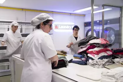 Trabajadores de la lavanderia en Fundación Ave Maria usando el sistema Laundry ID del Instituto de Robótica para la Dependencia