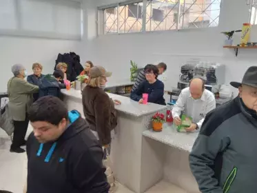 Personas con discapacidad intelectual trabajando en cafetería EL MANAR, en la comunidad atendiendo a personas de la tercera edad.