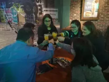 Grupo de amigos tomando algo