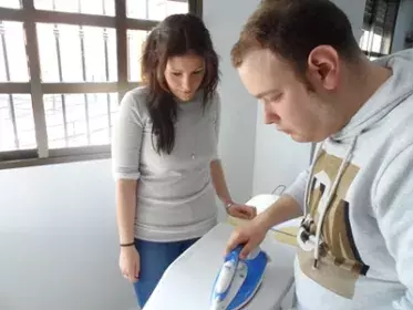 Persona recibiendo el servicio apoyado por educadora social. Programa DOMUS