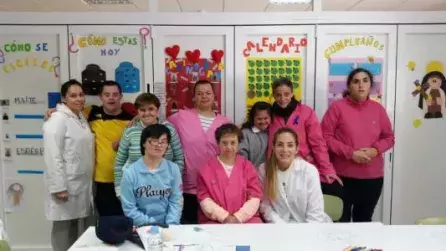 un grupo de taller de creatividad 