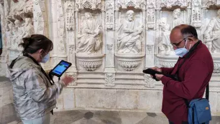 Personas utilizando la aplicación Catedral de Burgos: un lugar para todos